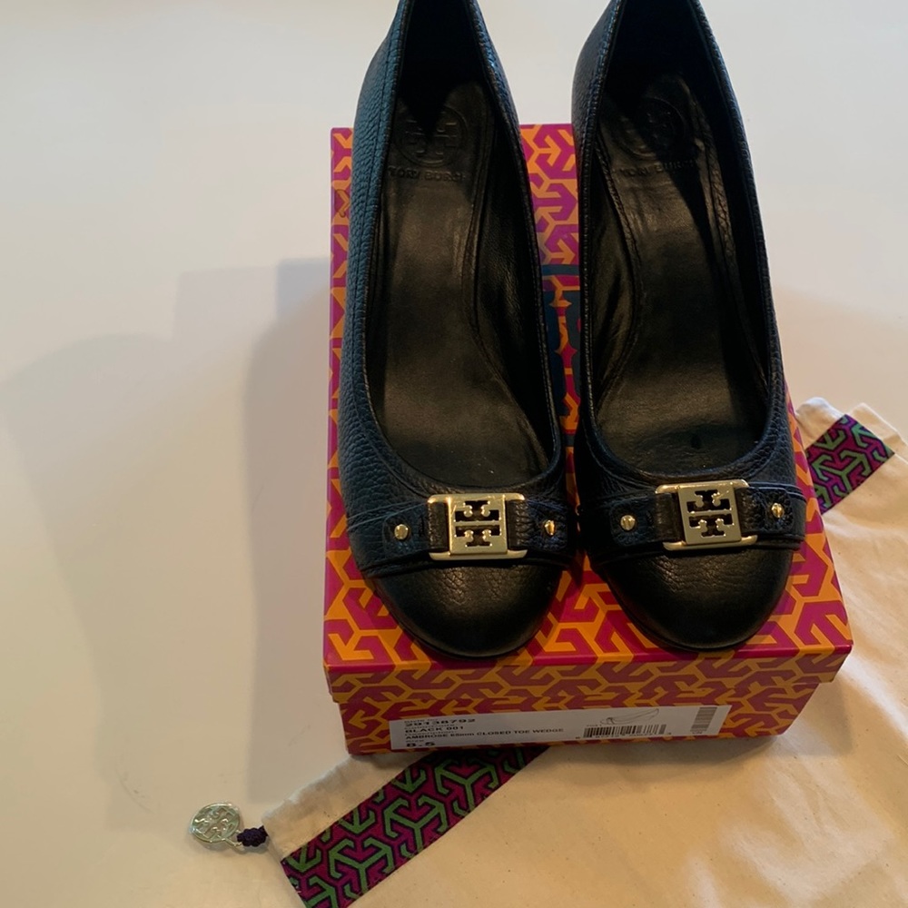 Tory Burch Ambrose Closed Toe Wedge Pump with Gold logo Black Size 8